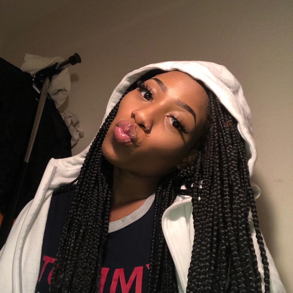Meet your Posher, Yanna